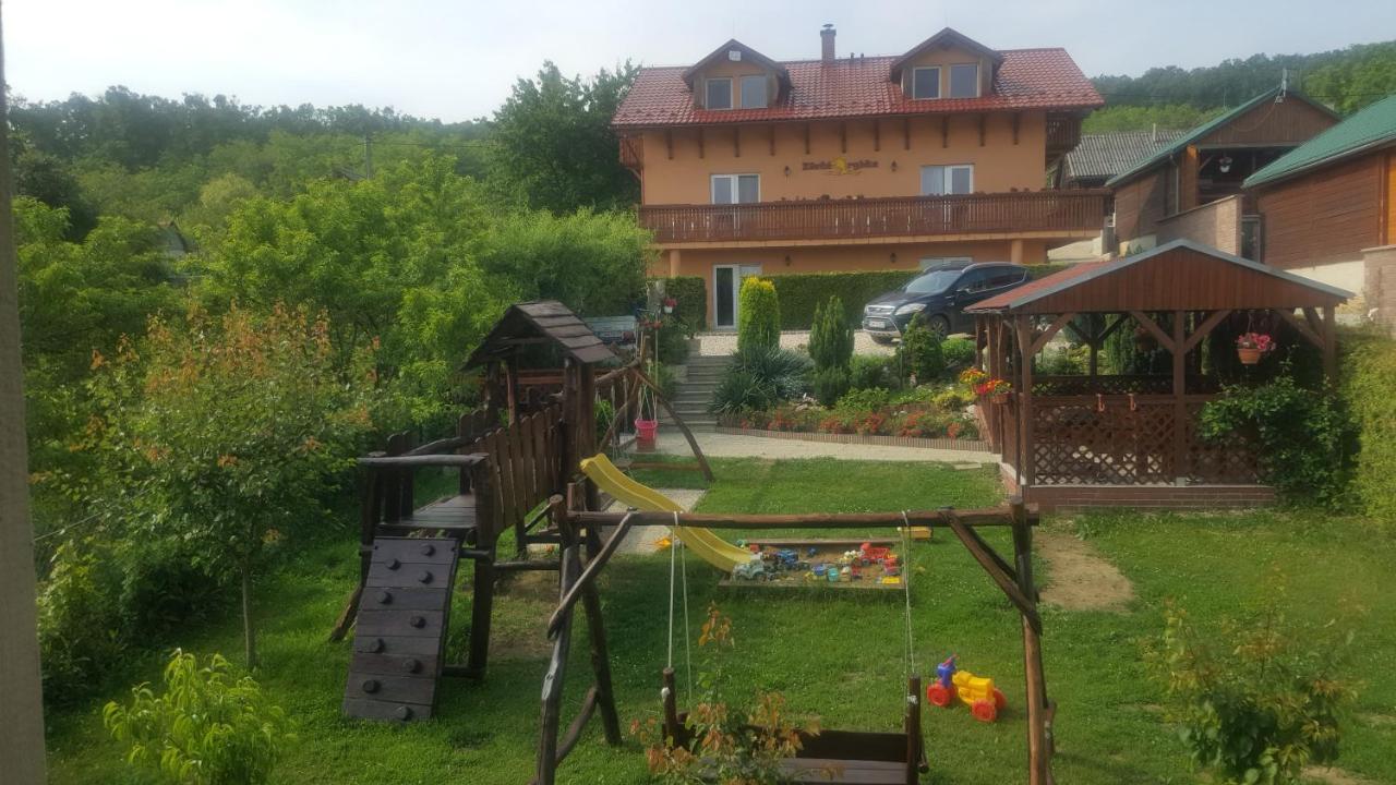 Apartman Zlata Rybka Podhájska Екстериор снимка